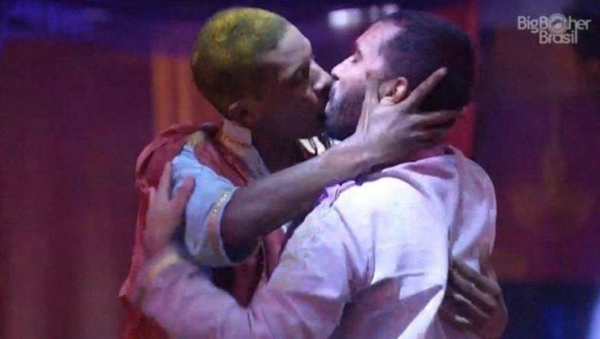 Em 2021, Gil do Vigor e Lucas Penteado protagonizaram primeiro beijo gay do Big Brother Brasil • Reprodução/TV Globo
