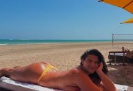 Filha de Flávia Alessandra posa de topless em praia: "Curtindo as férias"