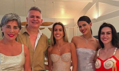 Glória Pires celebra chegada de 2025 com o marido e as filhas na Bahia