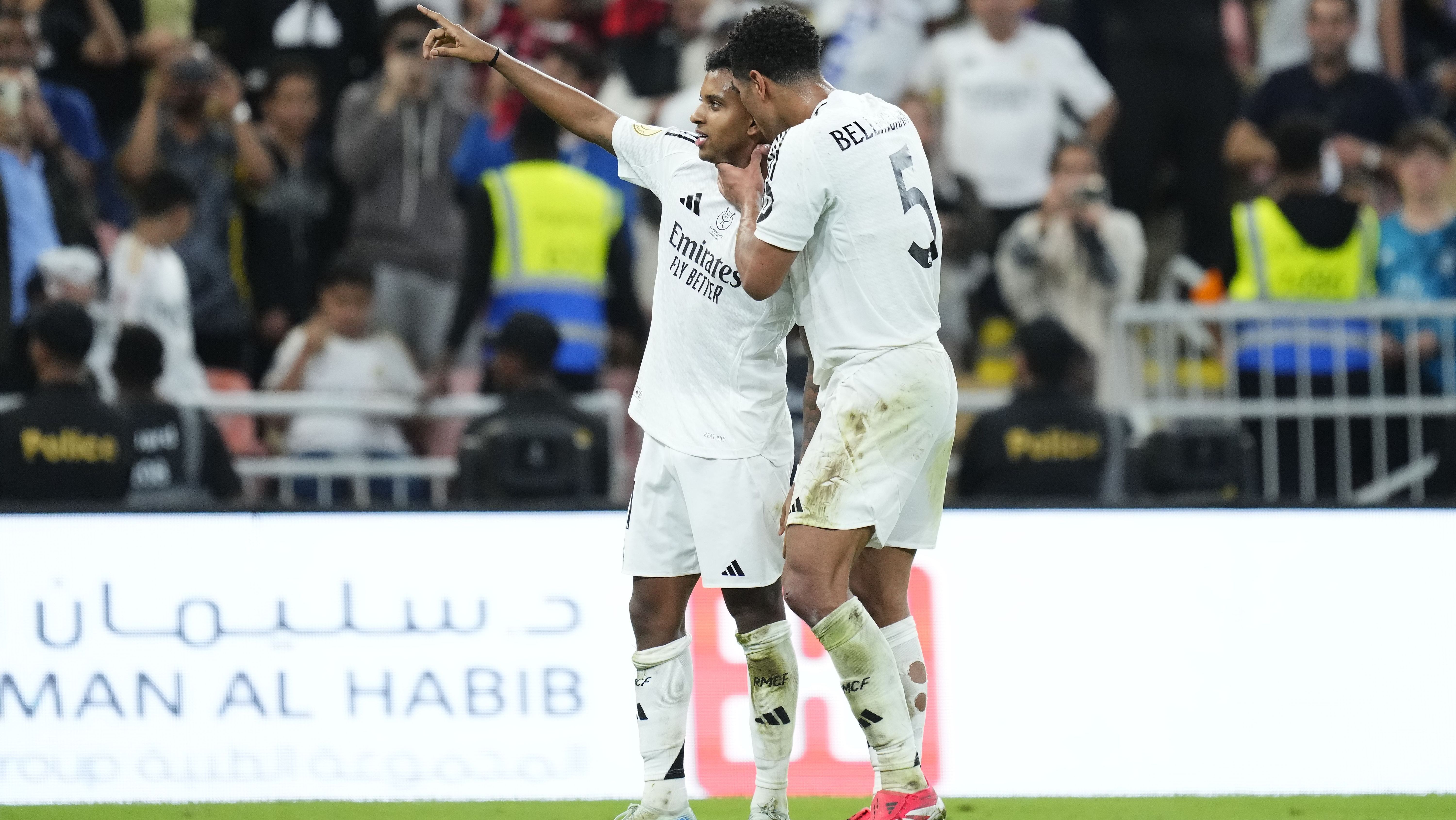 Rodrygo e Bellingham comemoram o terceiro gol do Real Madrid sobre o Mallorca pela semifinal da Supercopa