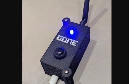 A imagem apresenta uma foto do dispositivo Pocket Gone, do argentino Roni Bandini, um bloqueador de sinal capaz de silenciar caixas de som.