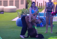 BBB25: Gracyanne cai de cara no chão após brincadeira com Diego Hypólito
