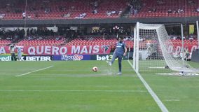 Funcionário do São Paulo teste gramado do Morumbis antes de clássico contra o Corinthians