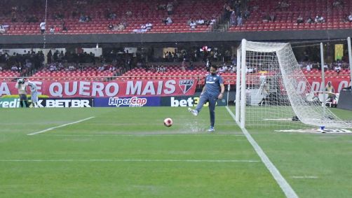 Funcionário do São Paulo teste gramado do Morumbis antes de clássico contra o Corinthians