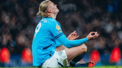 Haaland comemora o gol da virada do Manchester City sobre o Chelsea