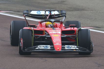 Lewis Hamilton dirige uma Ferrari pela primeira vez