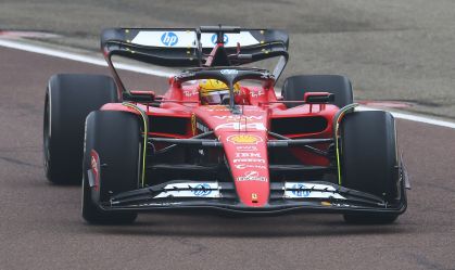 Lewis Hamilton dirige carro da Ferrari pela primeira vez