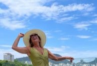 Helô Pinheiro, a "Garota de Ipanema", posa de maiô no Rio; veja