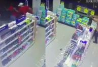Vídeo: PM de folga reage a assalto em farmácia e mata suspeito em SP