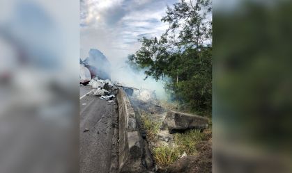 Caminhão que transportava produto químico tomba na BR-101 em SC