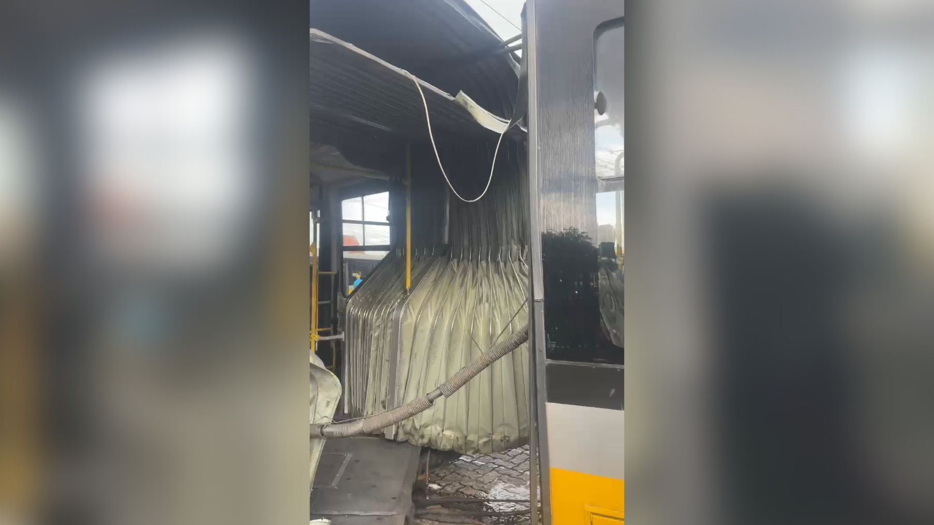 Ônibus articulado partiu ao meio durante tráfego em SP