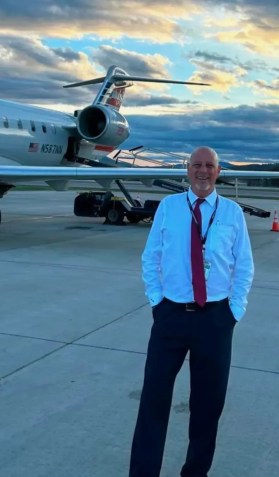 Ian Epstein, de 53 anos, era comissário de bordo do voo da American Airlines envolvido em uma colisão com um helicóptero militar nos EUA • Robbie Bloom