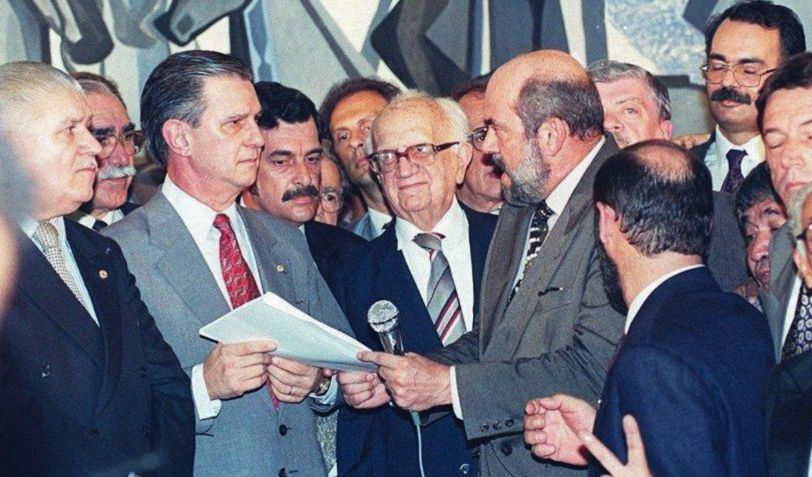 Marcello Lavenère (com o microfone na mão esquerda) entrega o pedido de impeachment de Fernando Collor ao então presidente da Câmara dos Deputados, Ibsen Pinheiro • Lula Marques/ Agência Brasil