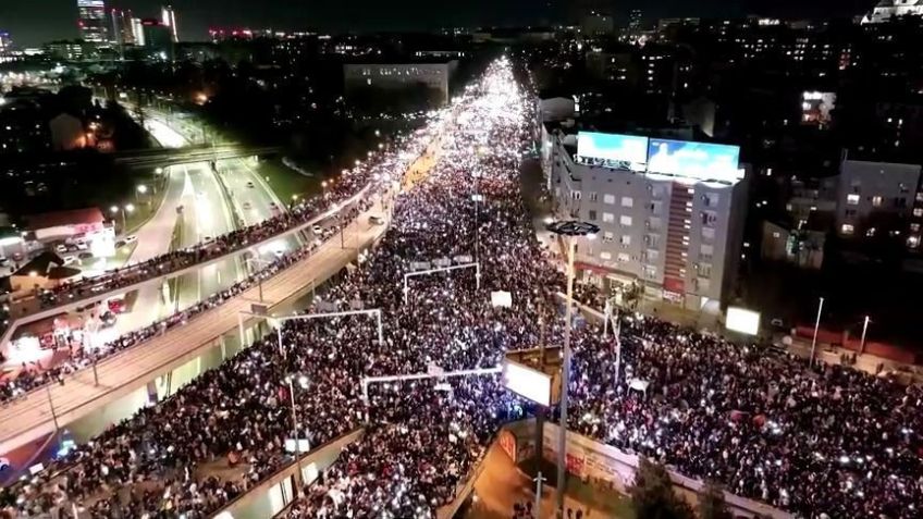 Sérvio bloqueiam uma das principais estradas da capital do país em protesto contra o governo. • Reprodução/Reuters
