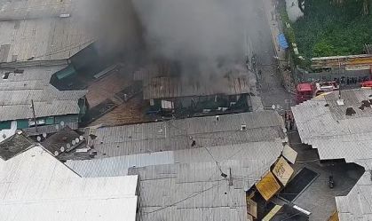 Incêndio atinge camelódromo no centro do Rio de Janeiro