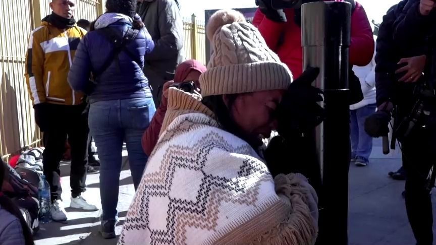Imigrante é vista chorando na fronteira entre EUA e México após medidas de Trump entrarem em vigor.