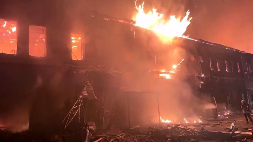 Prédio é incendiado na Ucrânia após ataque de drones russos