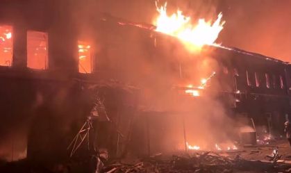 Prédio é incendiado na Ucrânia após ataque de drones russos