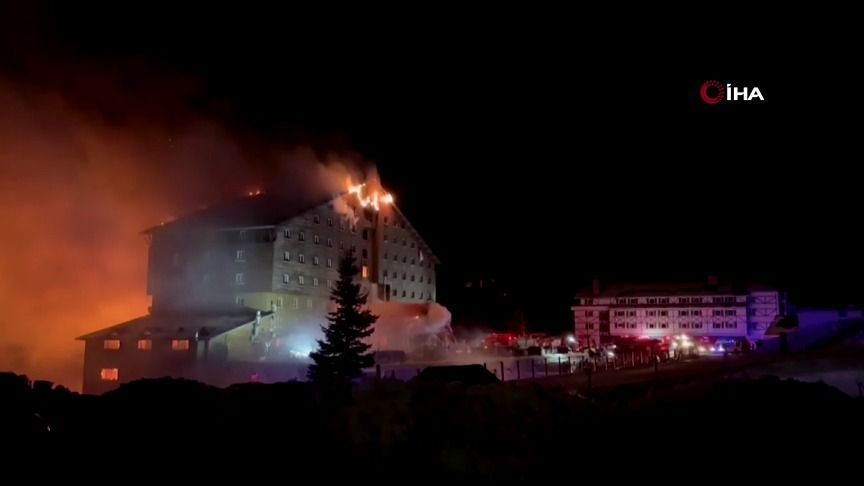 Hotel em estação de ski pega fogo na Turquia.