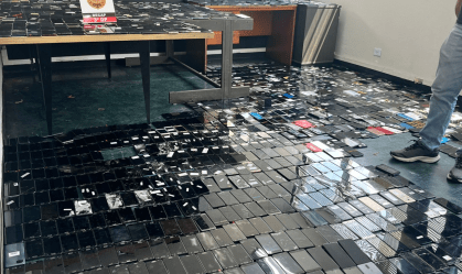 Apreensão de celulares roubados "entope" sala da polícia em SP