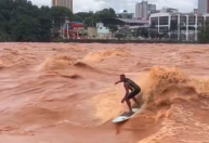 Vídeo: surfista aproveita cheia de rio para manobras radicais em MG