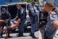 Polícia imobiliza suspeito com mata leão durante abordagem no ES