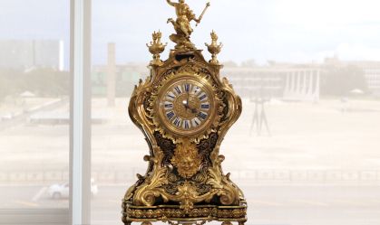 Escolta e transporte a 5 km/h: o retorno ao Planalto do relógio destruído no 8/1