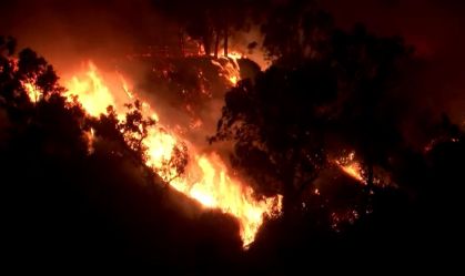 Incêndios deixam 400 mil sem energia na Califórnia; outros milhares são ameaçados