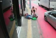 Homem preso por roubar joalheria é detido por pessoas em rua do litoral de SP