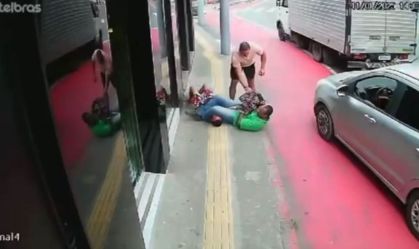 Homem preso por roubar joalheria é detido por pessoas em rua do litoral de SP
