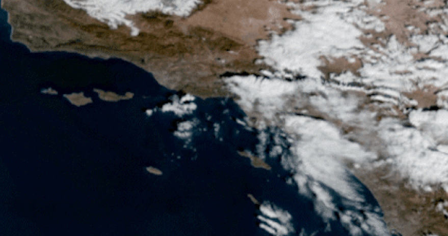 Nuvem de fumaça dos incêndios florestais da Califórnia se movendo sobre o Oceano Pacífico.