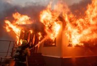 Incêndios florestais fora de controle matam pelo menos 5 pessoas em Los Angeles