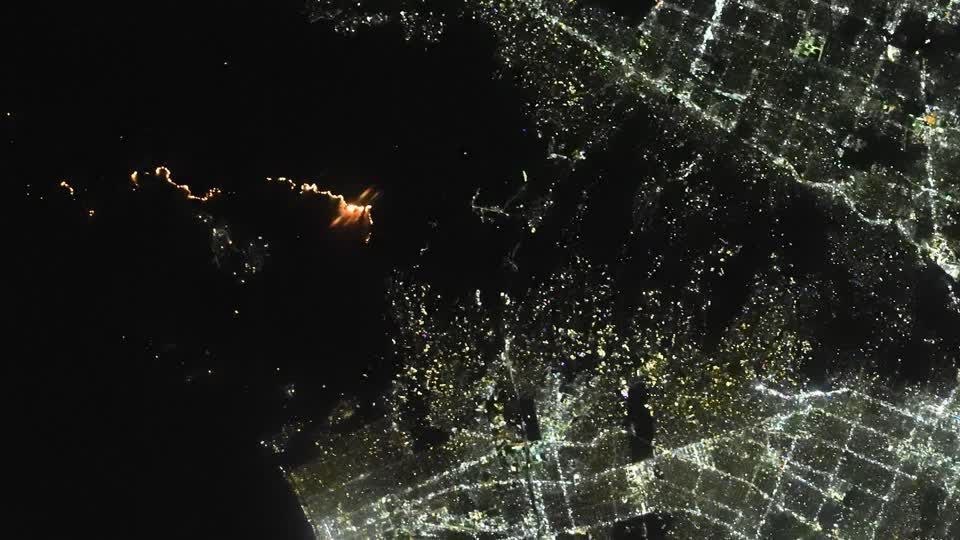 Fotos espaciais mostram extensão do incêndio Palisades em Los Angeles.