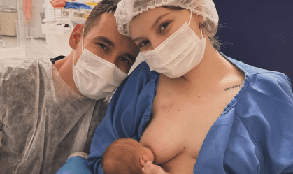 Isabel Veloso posta foto amamentando o filho no hospital; veja