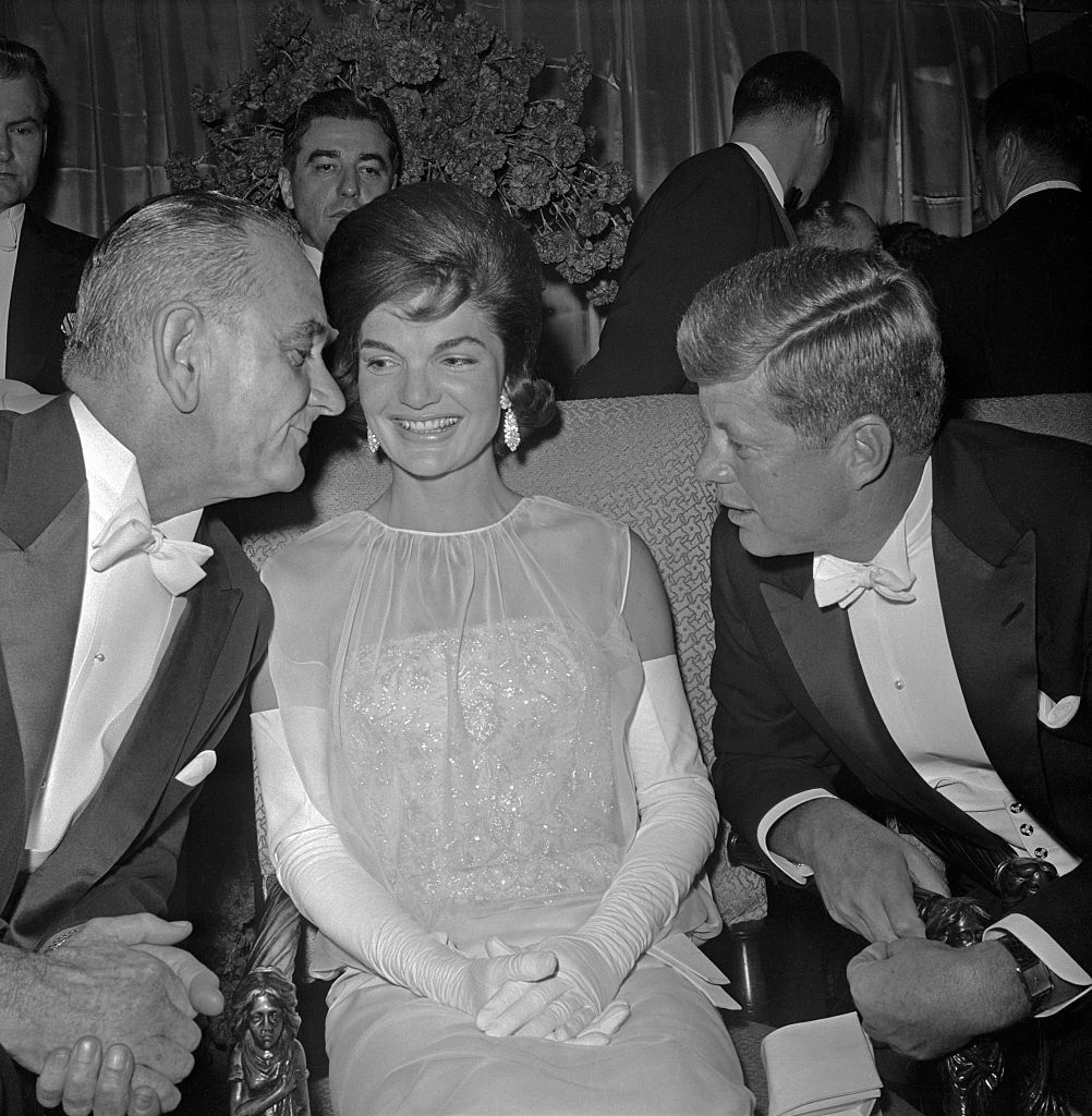 Vestido de Jackie Kennedy para o baile inaugural foi desenhado para ela por Oleg Cassini • Bettmann/Getty Images