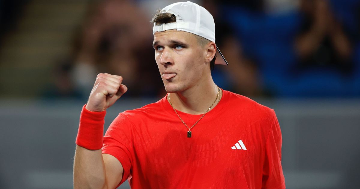 Conheça Jakub Mensik, rival de João Fonseca nas quartas de Roland Garros