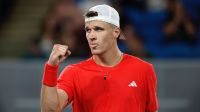 Conheça Jakub Mensik, rival de João Fonseca nas quartas de Roland Garros
