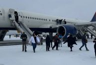 Quatro ficam feridos e 200 são retirados de avião após falha de motor nos EUA