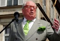 Túmulo do político francês de extrema-direita Jean-Marie Le Pen é vandalizado