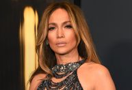 Inseto gigante sobe em Jennifer Lopez durante show; veja reação da cantora