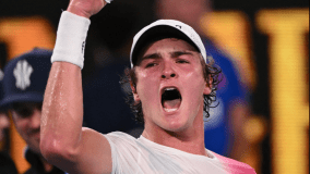 João Fonseca comemora primeira vitória no Australian Open