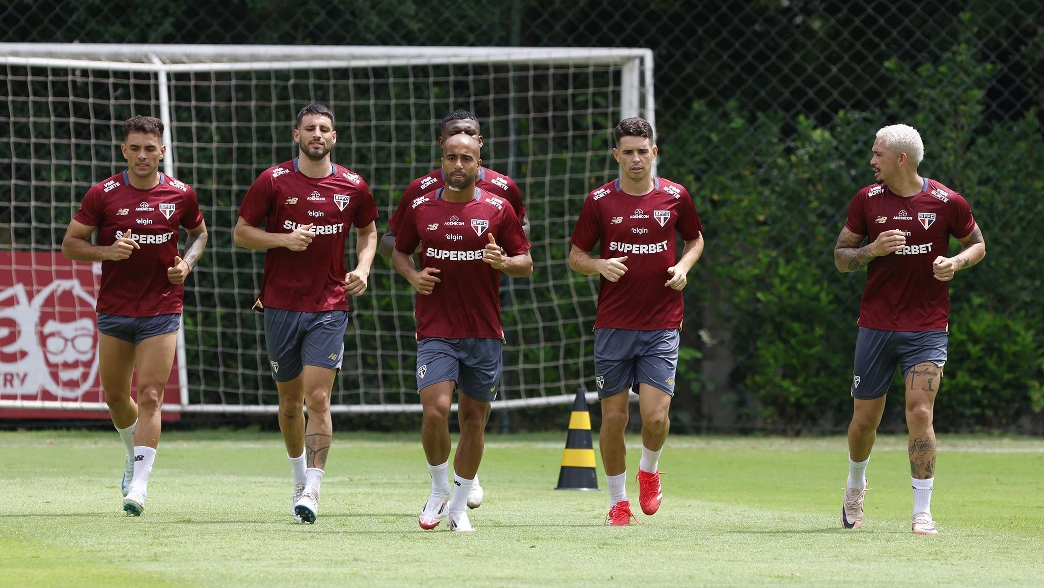 Titulares do São Paulo fizeram treino leve nesta terça-feira (28) • Foto: Rubens Chiri / saopaulofc.net