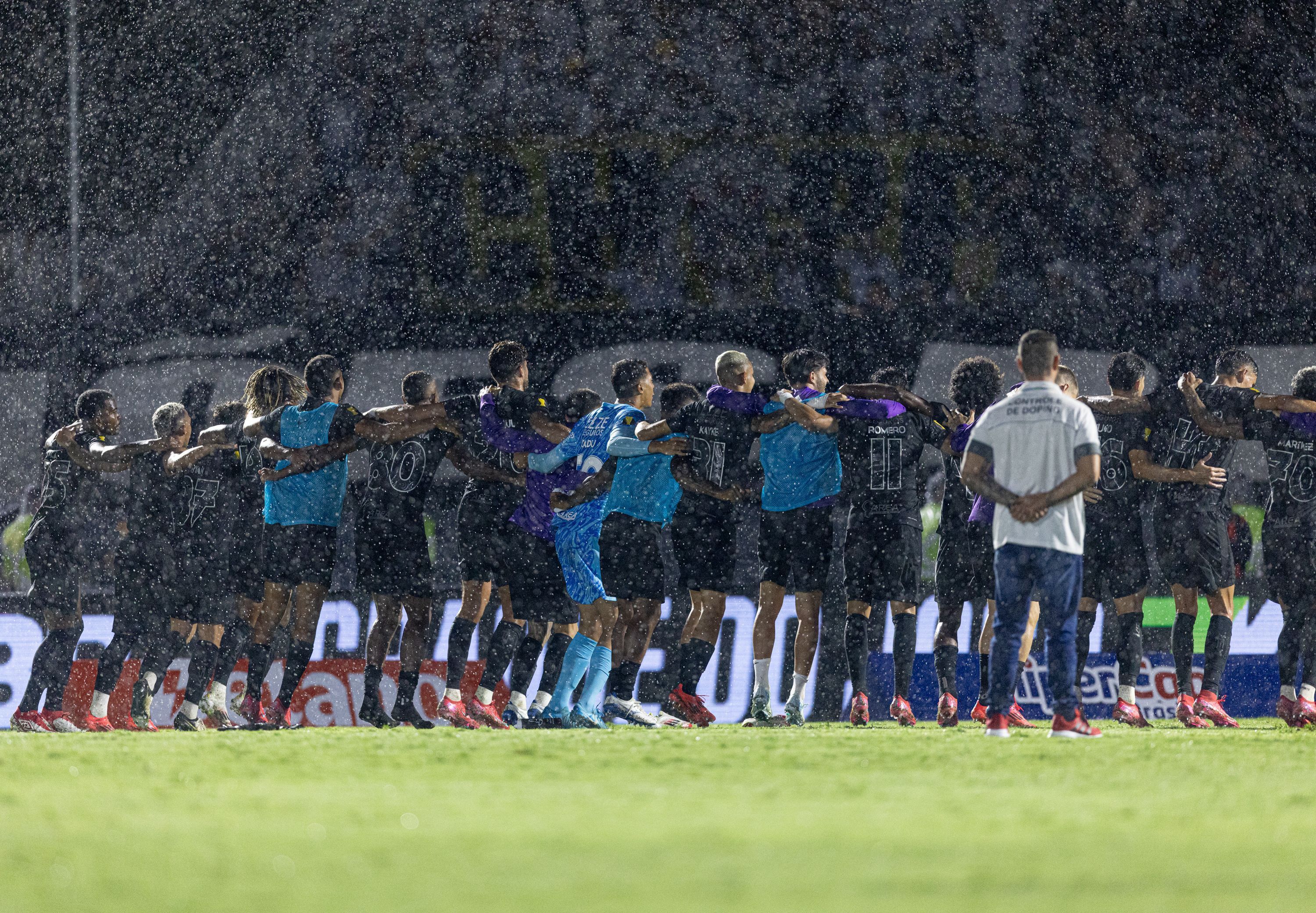 Jogadores do Corinthians comemeorando com torcida