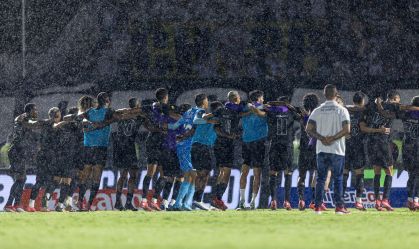 Jogadores do Corinthians festejam vitória no Paulista com a torcida; veja