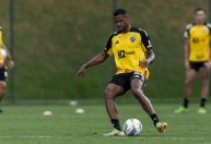 Regularizado, Júnior Santos faz gol em primeiro treino pelo Atlético-MG