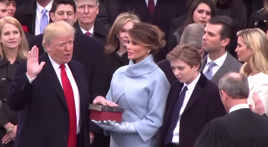 Juramento de Donald Trump durante a posse em 20 de janeiro de 2017 • U.S. NETWORK POOL via Reuters