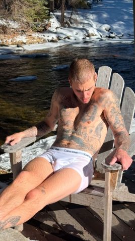 Justin Bieber se aquece no sol depois de pular de cueca branca em água gelada • Instagram/Justin Bieber