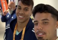 Kaio Jorge presenteia influencer atleticano com camisa do Cruzeiro