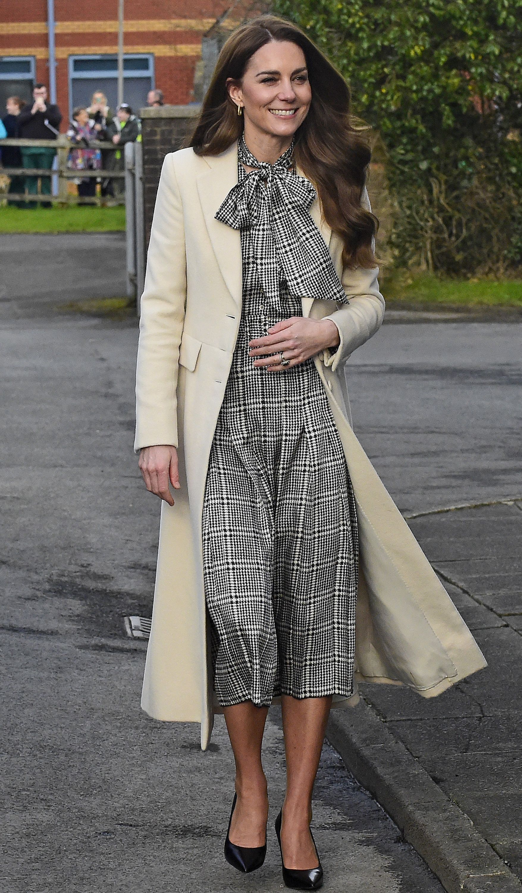 Kate Middleton em visita à Corgi, fabricante têxtil • Rebecca Naden - WPA Pool/Getty Images