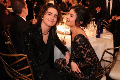 Timothée Chalamet e Kylie Jenner no 81º Golden Globe Awards em janeiro de 2024 em Beverly Hills, Califórnia